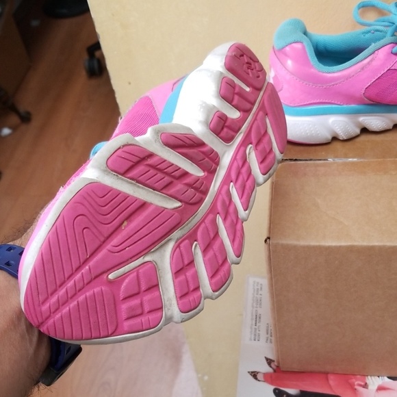 Women's pink Under Armour tennis shoe - Picture 3 of 7